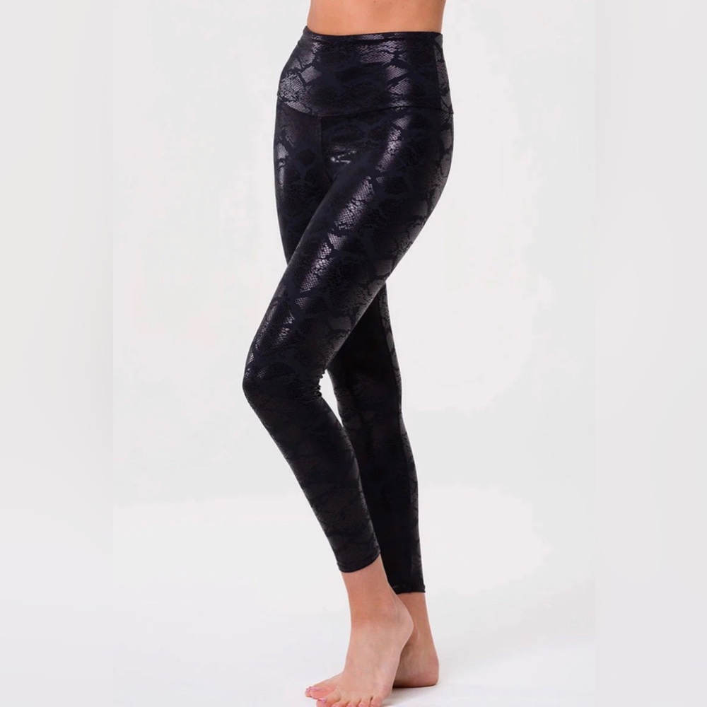 NWT’s Onzie Flow High Basic Midi Leggings 2029 in Black Snake Foil